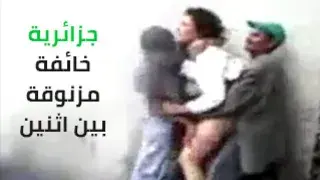 فتاة عربية خائفة مزنوقة بين اثنين رجالة عرب بيمارسوا معاها نيج عربي جامد